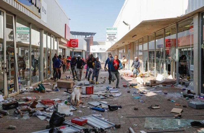 Nigeria Tells Citizens to “Close Shops, Stay Safe” Amid Xenophobic Attacks in South Africa — Akelicious