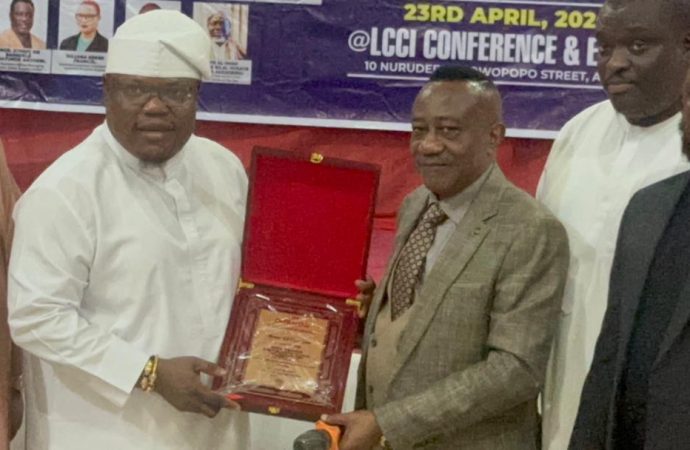 OmoBarca Honoured as ‘Hero of Our Time’ at The Mirror Excellence Awards in Lagos — Akelicious