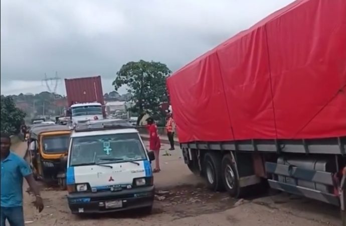 Gridlock Hits Onitsha–Owerri Road as Damaged Section Near Idemili River Worsens — Akelicious